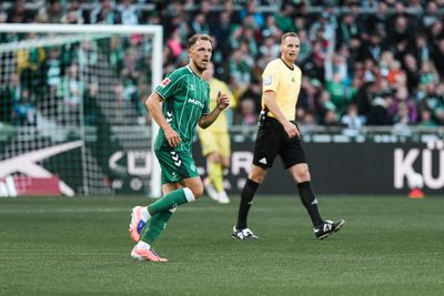 Lynen läuft im grünen Heimtrikot im Weserstadion