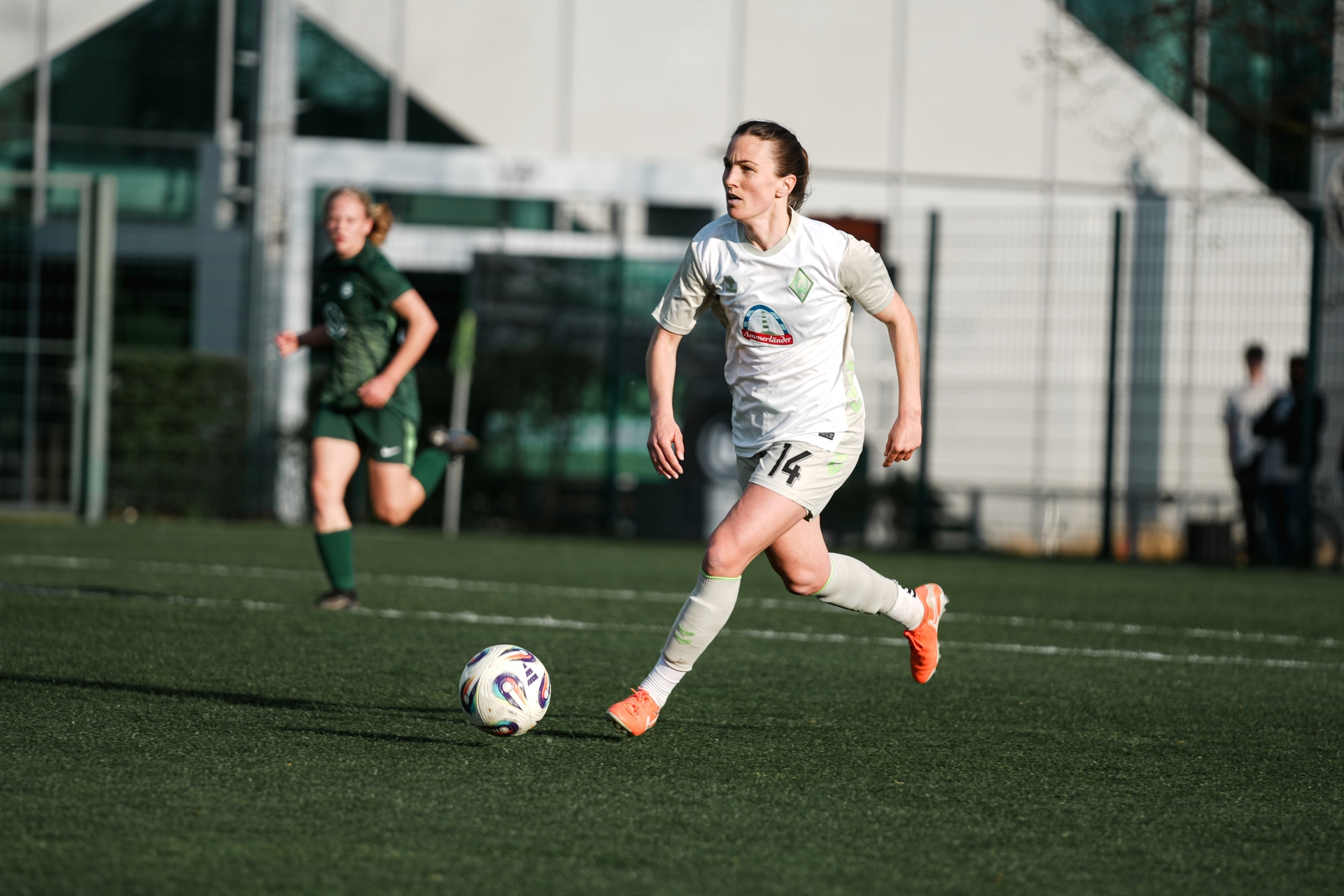 Michaela Brandenburg mit Ball am Fuß in der Antrittsbewegung.