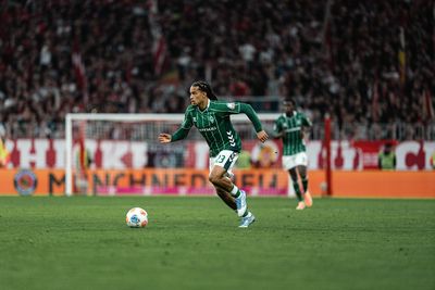 Isaac Schmidt mit Ball am Fuß.