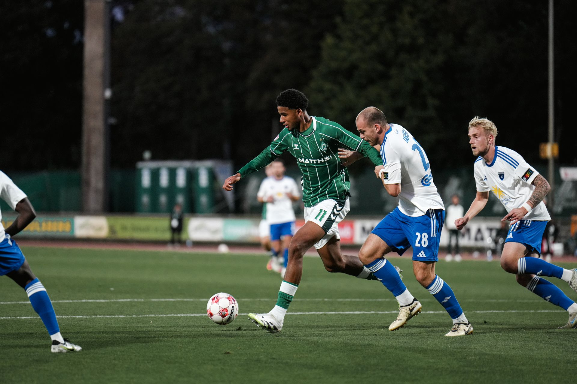 Salim Musah läuft mit dem Ball am Fuß.