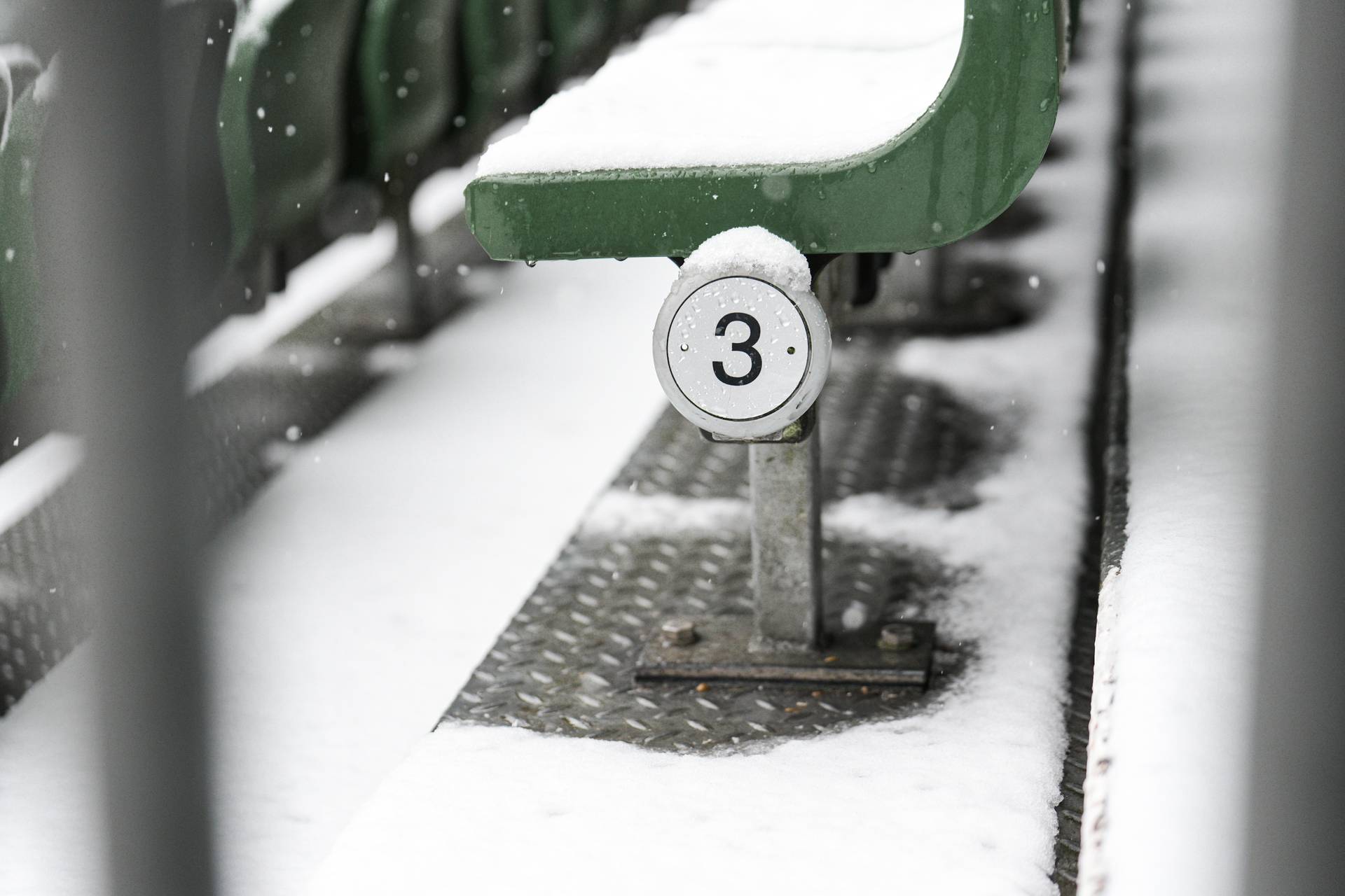 Ein Stuhl mit sehr viel Schnee darauf.