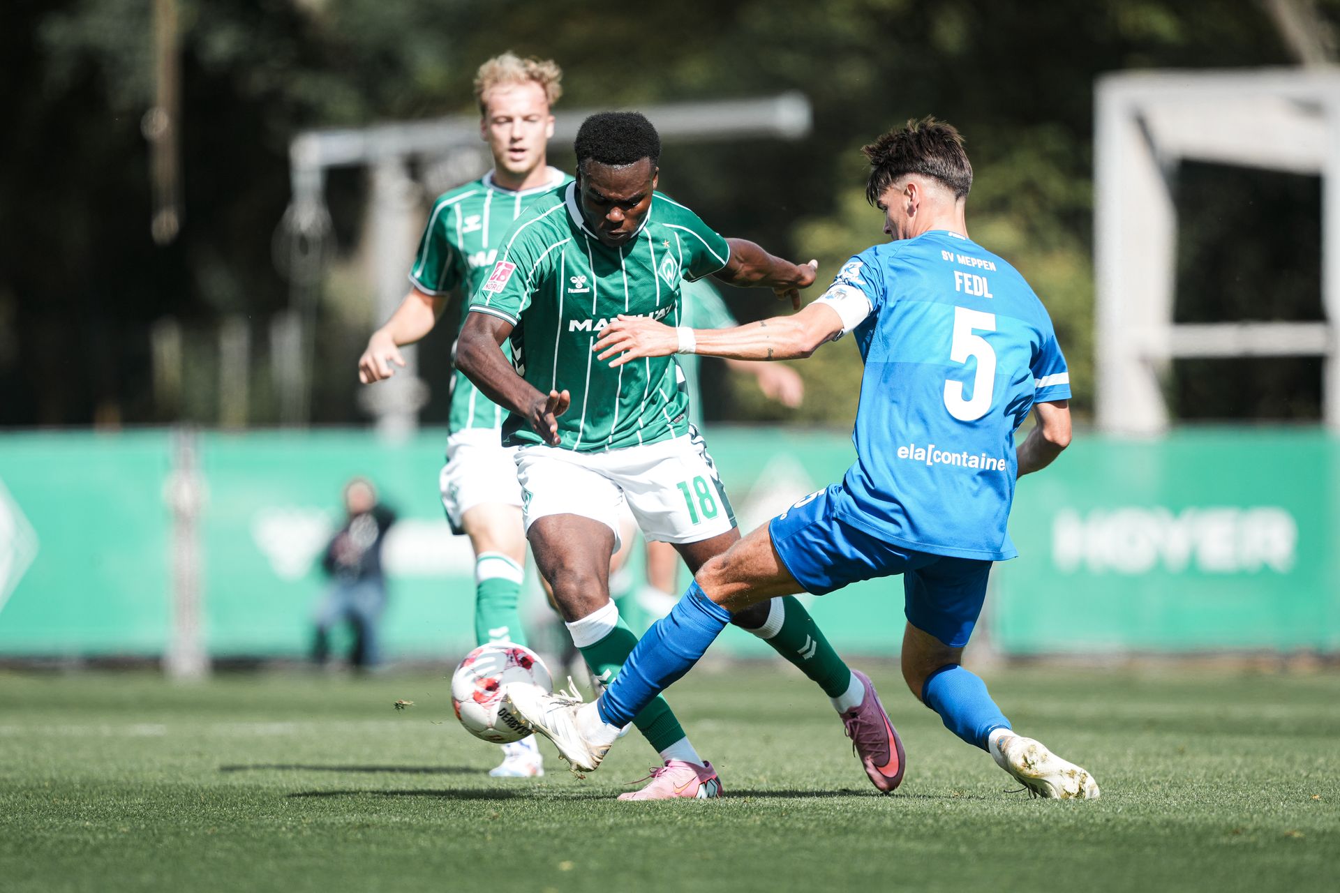 Princewill Mbock im Zweikampf mit der Nummer 5 vom SV Meppen.