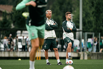 Duarte neben Cheftrainer Steffen auf dem Trainingsplatz.