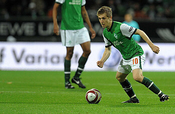 null Marko Marin im Werder-Trikot mit Blick auf den Ball.