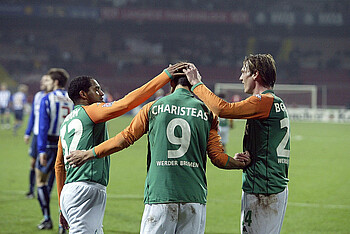 null Angelos Charisteas wird von Ailton und Tim Borowski gefeiert.