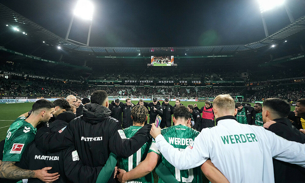 Die Mannschaft steht nach dem Spiel im Kreis. 