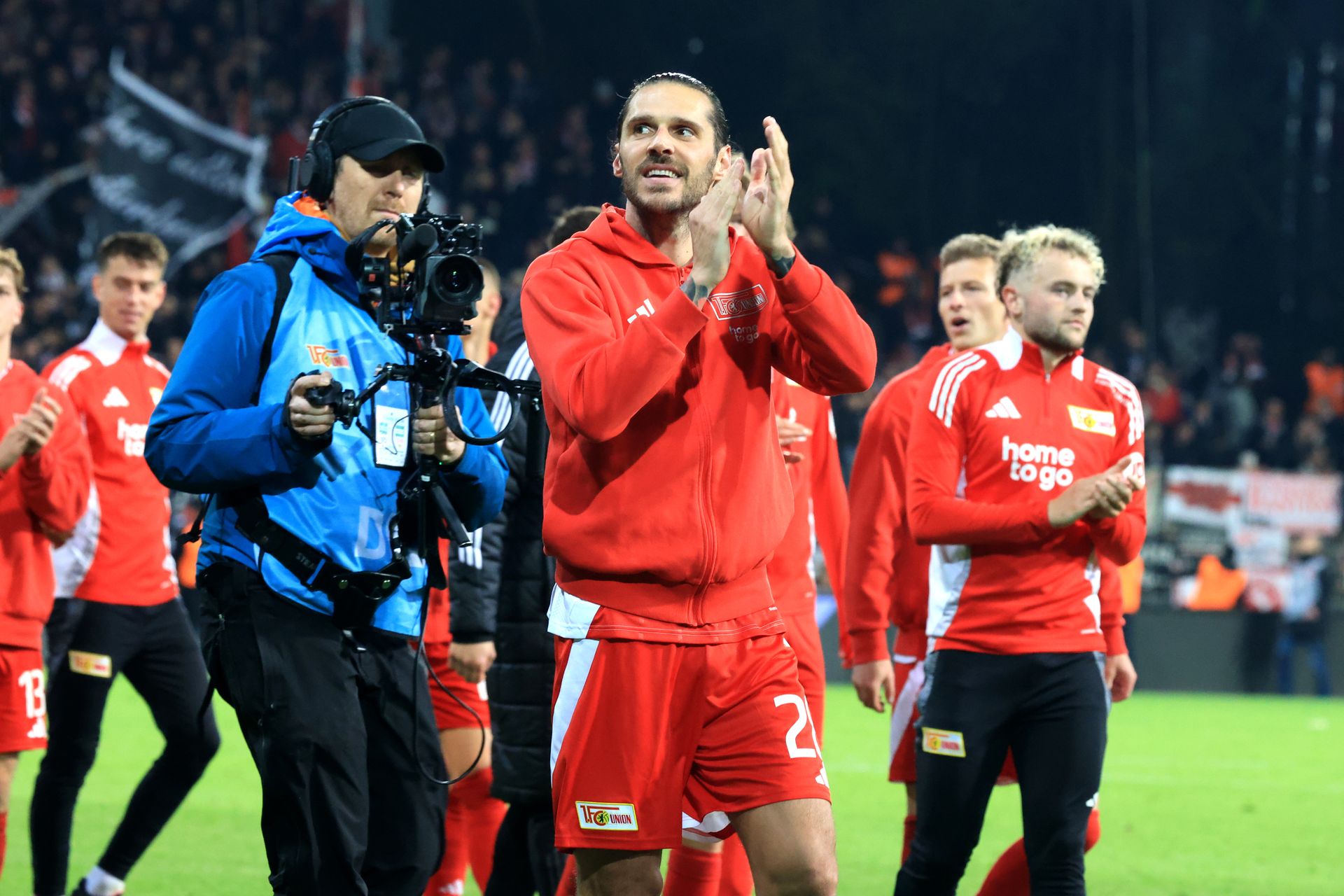 Christopher Trimmel klatscht nach einem Spiel in die Hände.