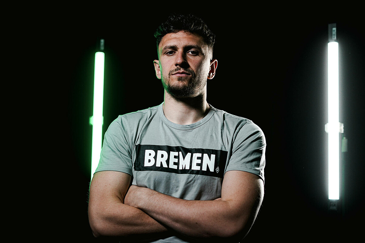 Milos Veljkovic trägt ein Tshirt mit der Aufschrift 