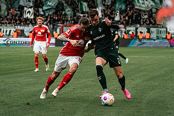 Olivier Deman im Zweikampf mit Christopher Trimmel.