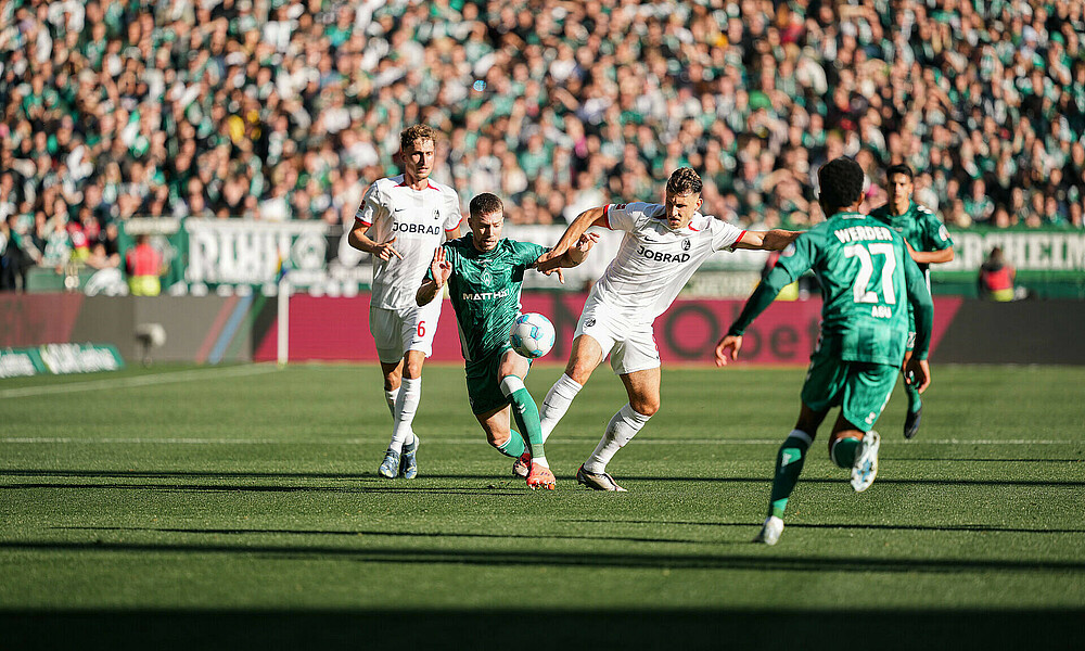 Mitchell Weiser im Duell mit Maximilian Eggestein. 