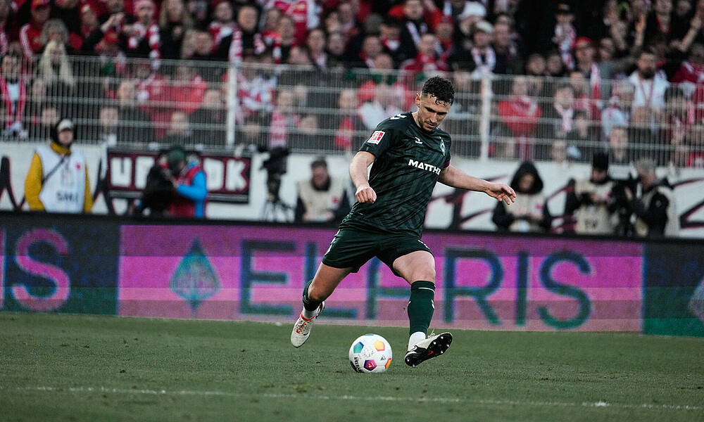 Veljkovic schießt einen Ball.