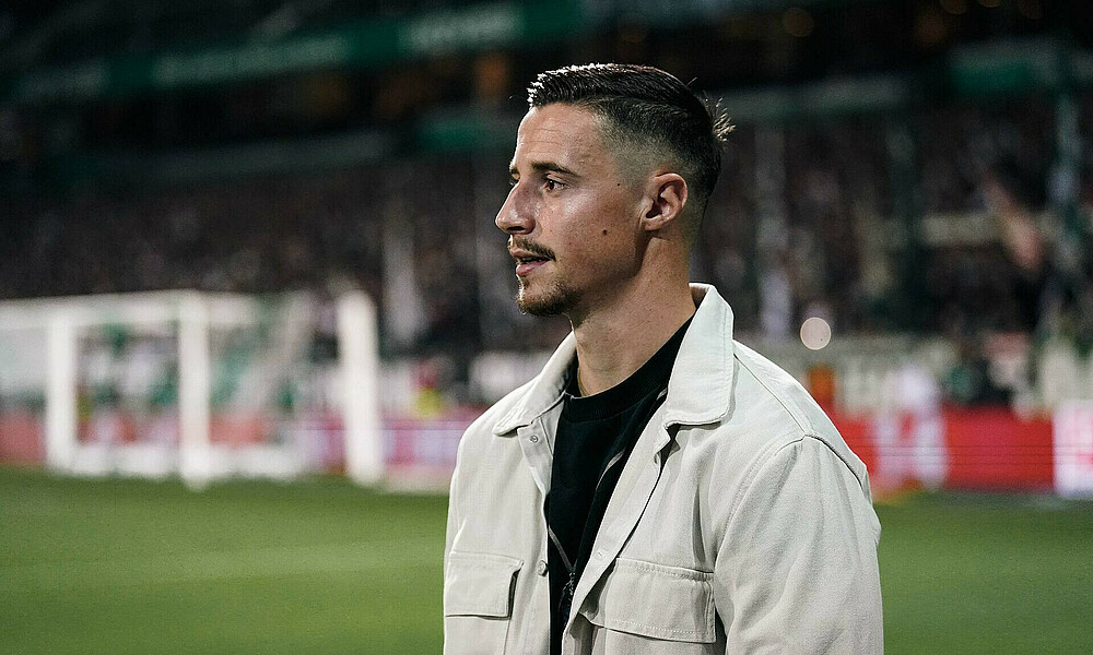 null Marco Friedl verfolgt das Spiel gegen Hertha BSC.