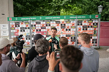 null Marco Friedl vor den Journalist*innen.