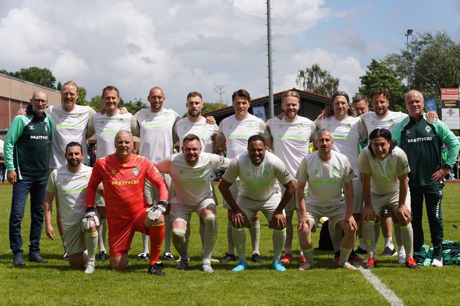 Die Werder Legenden lächeln beim Mannschaftsfoto in die Kamera.