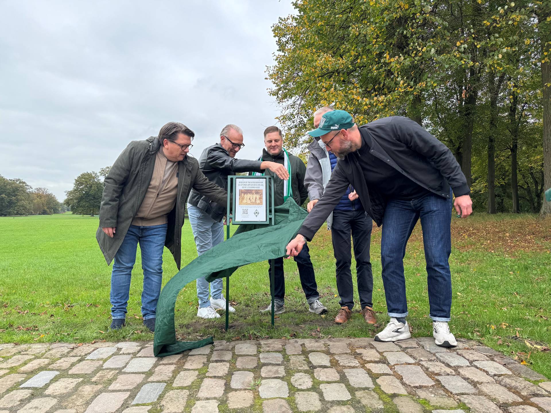 Neben Werder-Präsident Dr. Hess-Grunewald war auch Thomas Wolter bei der Einweihung der Infotafel zugegen.
