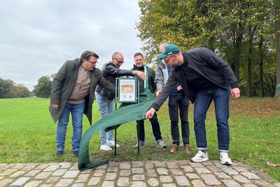 Neben Werder-Präsident Dr. Hess-Grunewald war auch Thomas Wolter bei der Einweihung der Infotafel zugegen.
