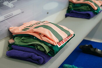 In der Kabine liegen die Trikots auf ihren Plätzen. 