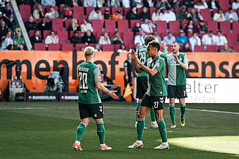 Romano Schmid klatscht mit Felix Agu ab. 