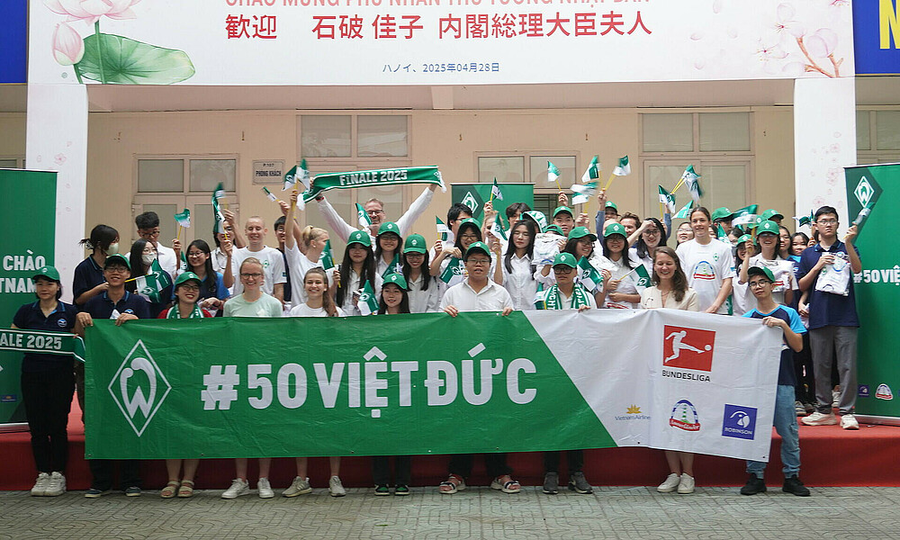 Ein Gruppenfoto von den Schüler*innen und Spielerinnen. 