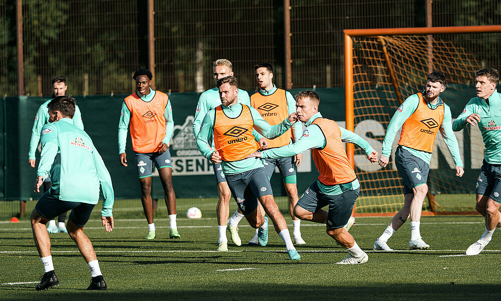 null Niclas Füllkrug jagt im Training dem Ball hinterher.