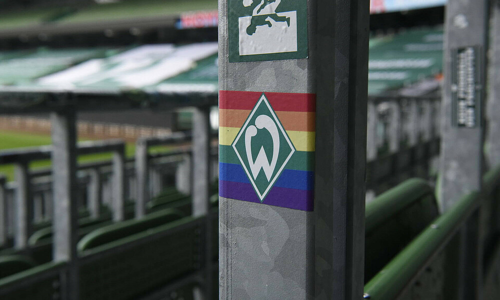 Ein Regenbogen-Sticker in der Ostkurve.
