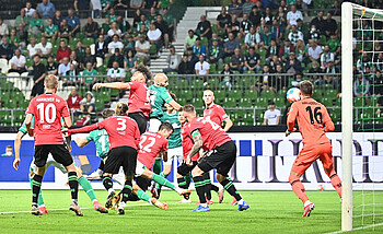 Ömer Toprak erzielt per Kopf die 1:0-Führung.