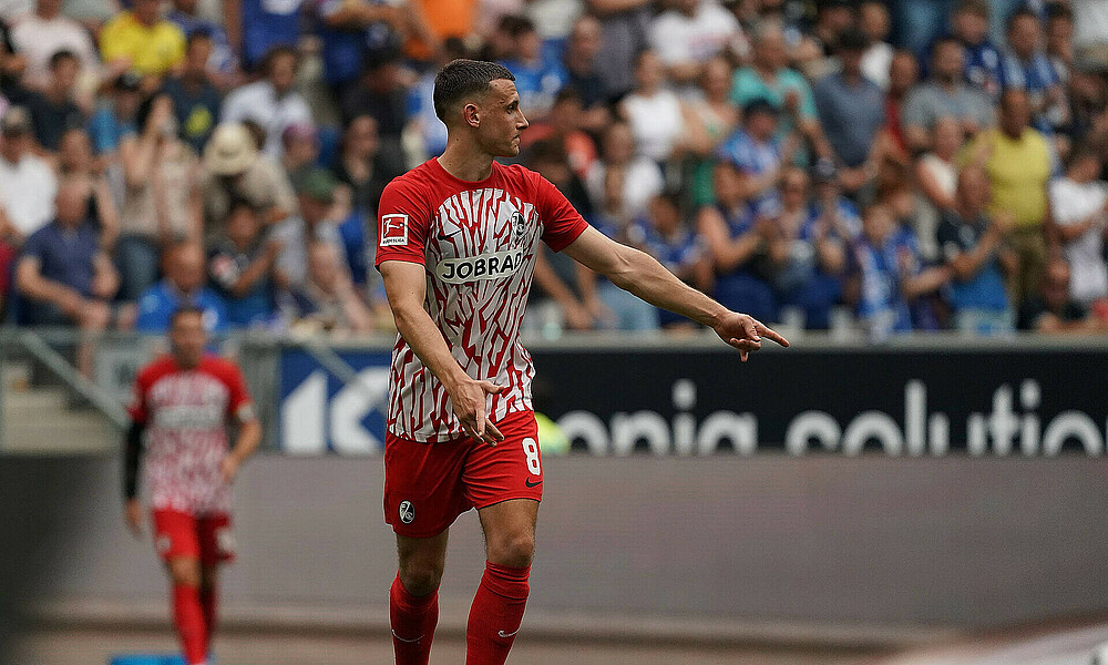 Maximilian Eggestein mit Ball am Fuß. 