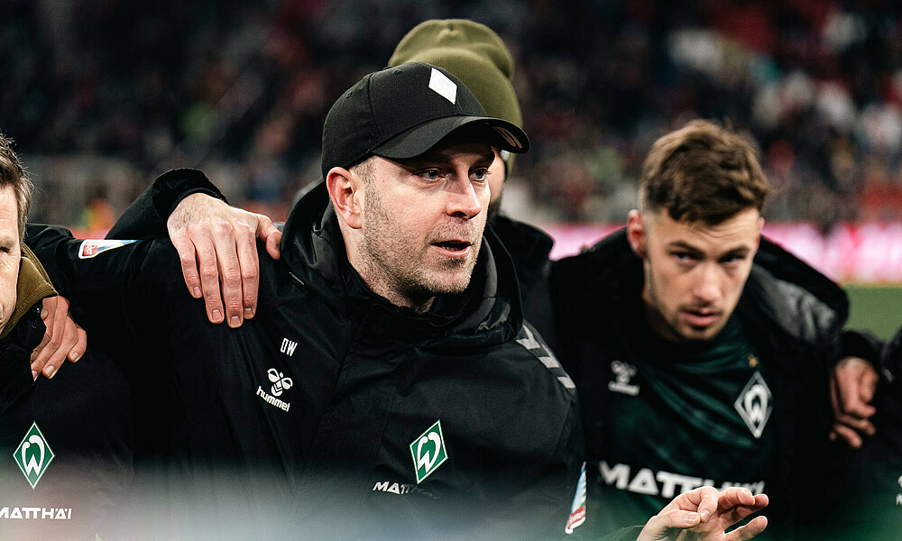 Ole Werner macht eine Mannschaftsansprache.