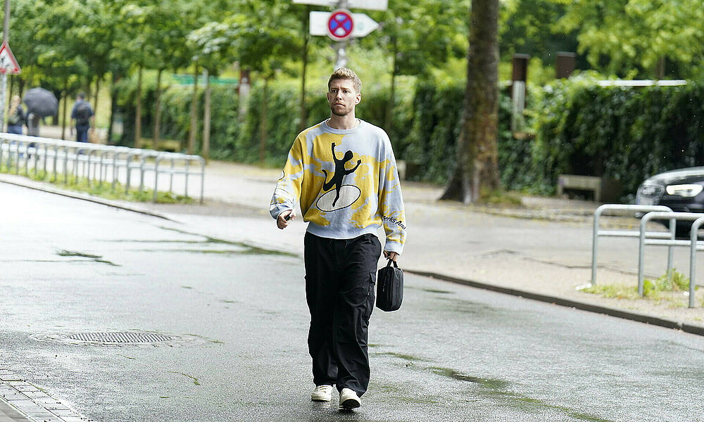 null Mitchell Weiser bei der Ankunft am Stadion.