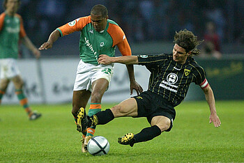 Ailton (links) von Werder Bremen im Zweikampf mit Karlheinz Pflipsen (rechts) von Aachen.