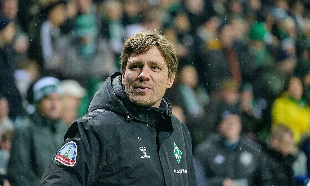 null Clemens Fritz in einer Werder-Jacke.