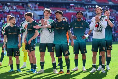 Die Mannschaft blickt in Richtung der Gästekurve und applaudiert.