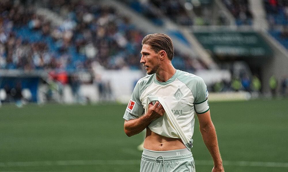 Niklas Stark zieht sein Trikot ein wenig hoch im Auswärtsspiel bei der TSG Hoffenheim