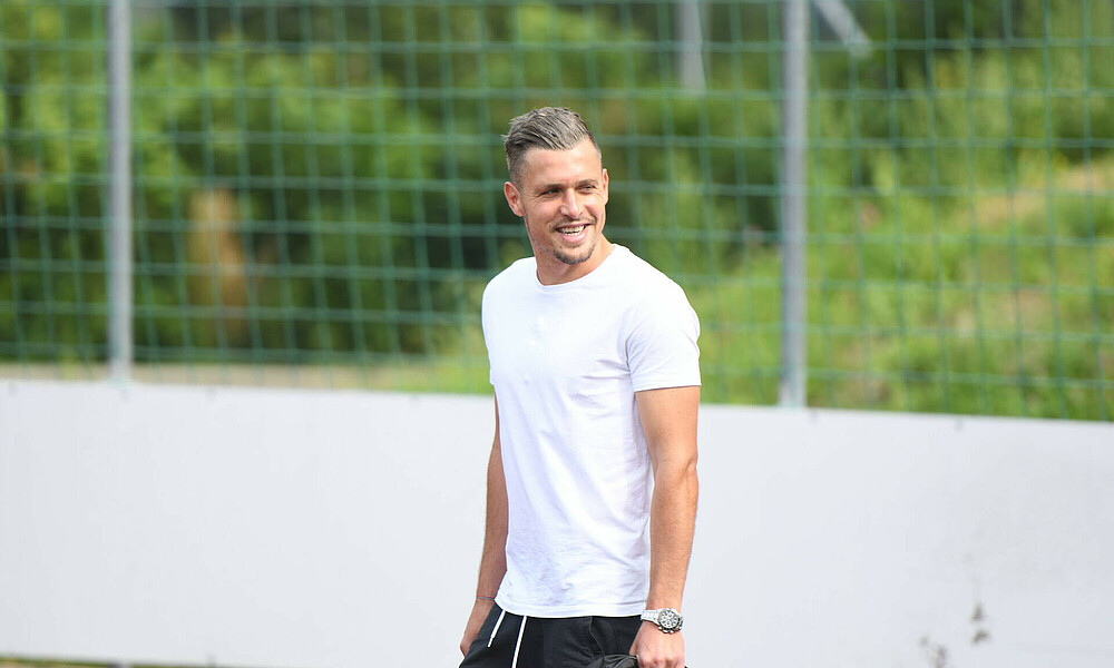 Ex-Werder-Kapitän Zlatko Junuzovic in einem weißen T-Shirt auf dem Weg zum Training.