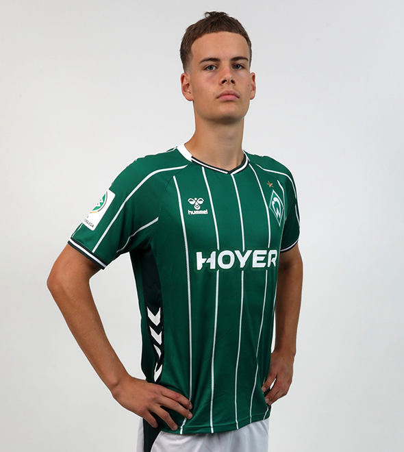 Portrait von Mika Strüder. Er stemmt die Hände in die Hüften.