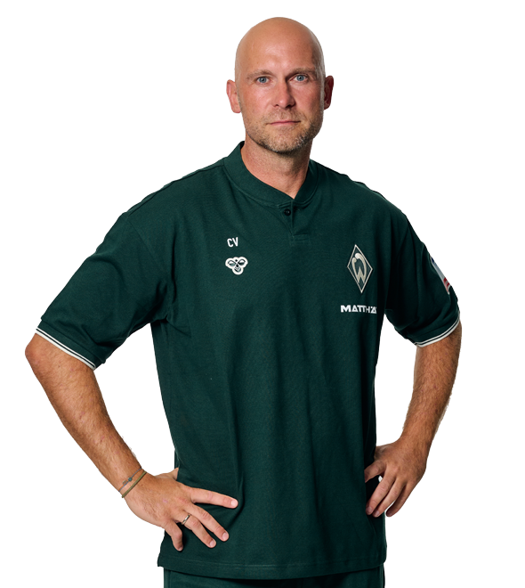 Portrait Christian Vander. Es stemmt seine Arme in die Hüften