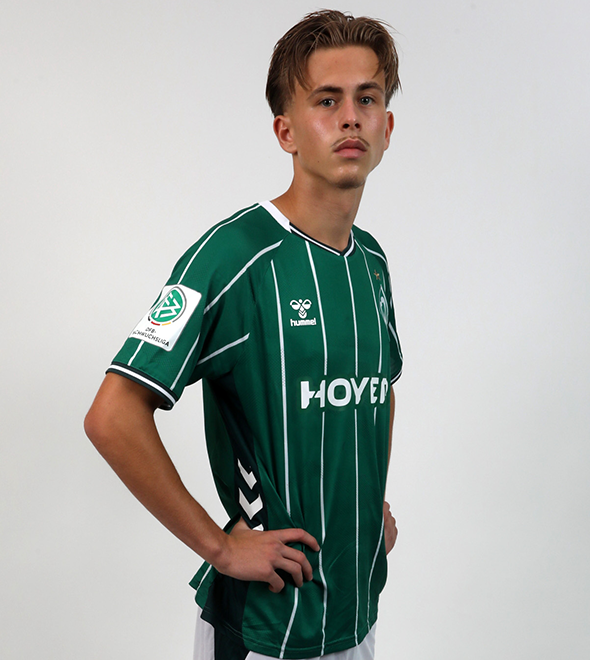 Portrait von Noah Birkenpesch. Er stemmt die Hände in die Hüften.