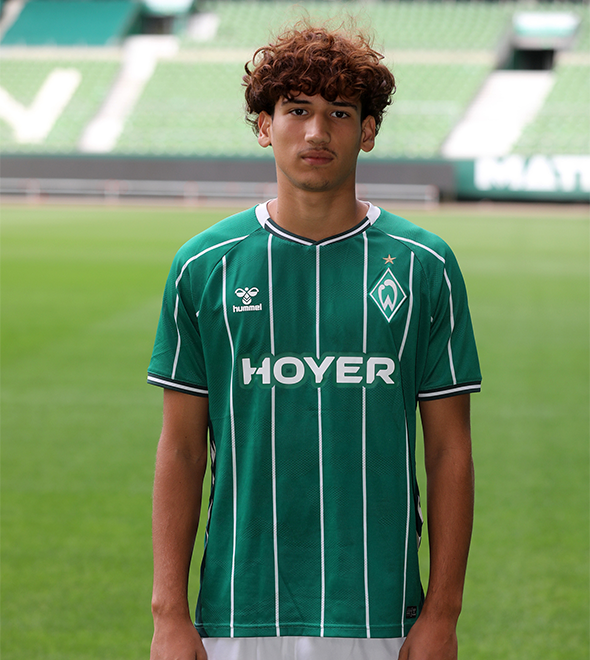 Portrait von Nils Ersfeld. Er stemmt die Hände in die Hüften.