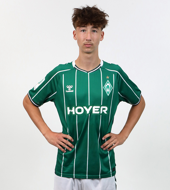 Portrait von Ben Stripling. Er stemmt die Hände in die Hüften.