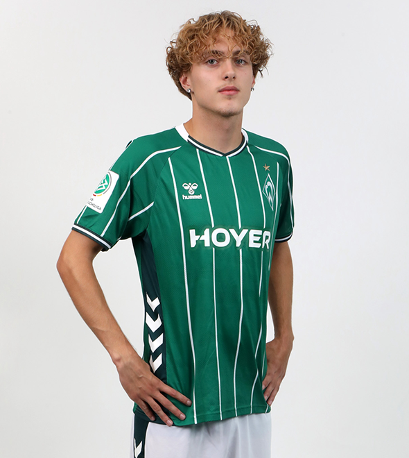 Portrait von Linus Brodtmann. Er stemmt die Hände in die Hüften.