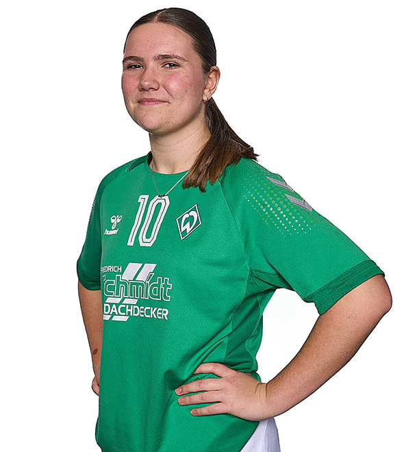Eine junge Frau im grünen Sport-Shirt mit der Nummer 10 drauf, sie stemmt die Arme in die Hüften und lächelt.