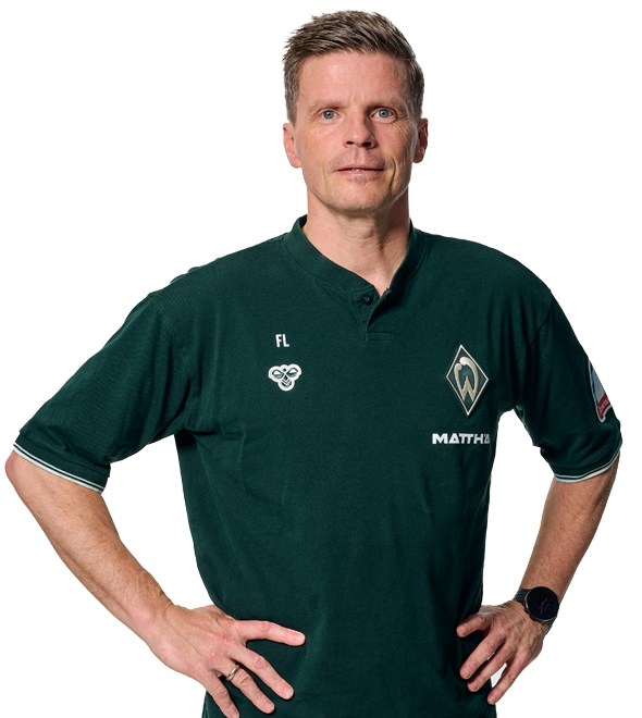 Portrait Florian Lauerer. Es stemmt seine Arme in die Hüften