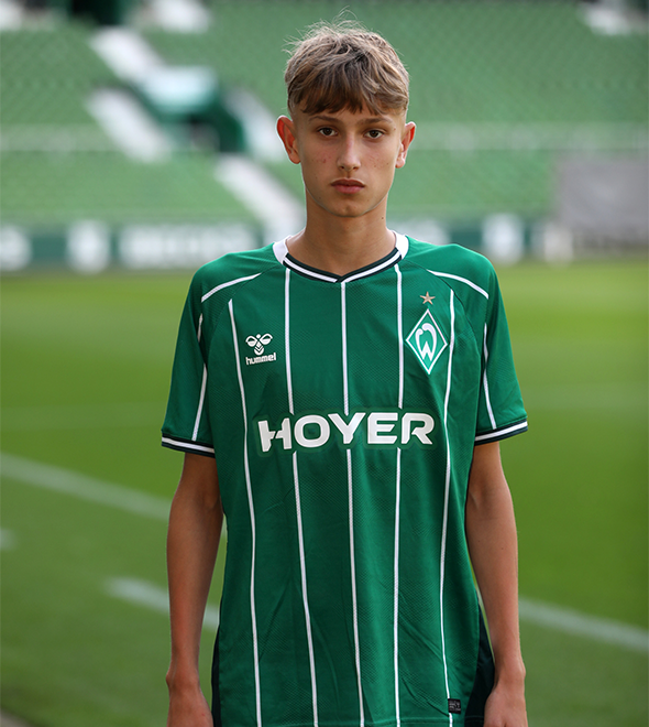 Portrait von Daniel Swobodzinski. Er stemmt die Hände in die Hüften.