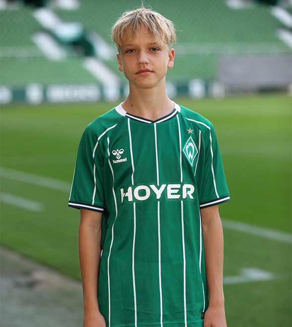 Portrait von Manuel Boger. Er stemmt die Hände in die Hüften.