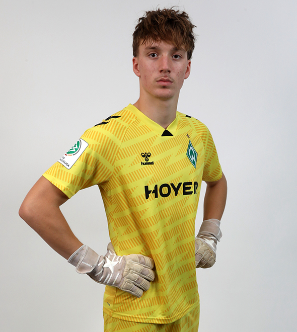 Portrait von Hugo Jung. Er stemmt die Hände in die Hüften.