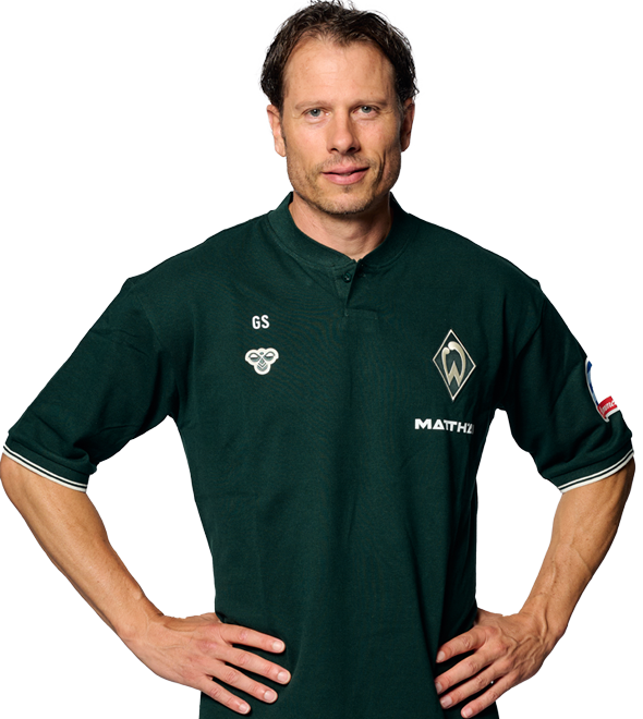 Portrait Günther Stoxreiter. Es stemmt seine Arme in die Hüften