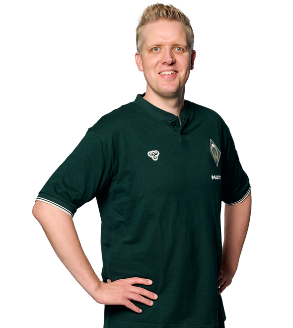 Portrait Dr. Simon Diestelmeier. Es stemmt seine Arme in die Hüften