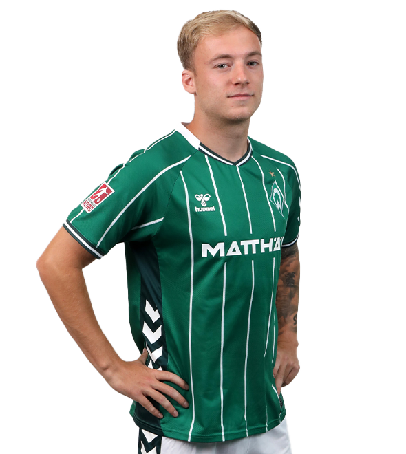 Portrait von Dennis Lütke-Frie. Er stemmt die Hände in die Hüften.
