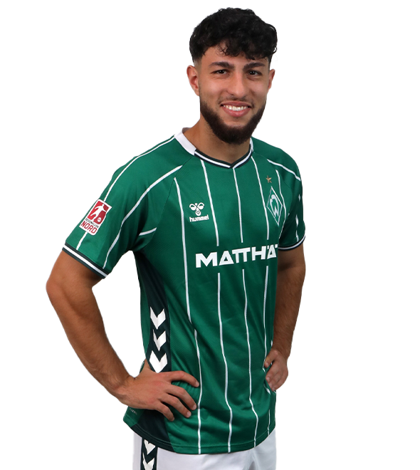 Portrait von Safa Yildirim. Er stemmt die Hände in die Hüften.