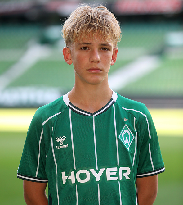 Portrait von Kyril surgutskij. Er stemmt die Hände in die Hüften.